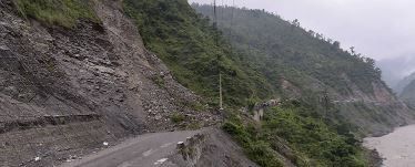 नारायणगढ मुग्लिन सडकखण्डमा पहिरो खस्यो
