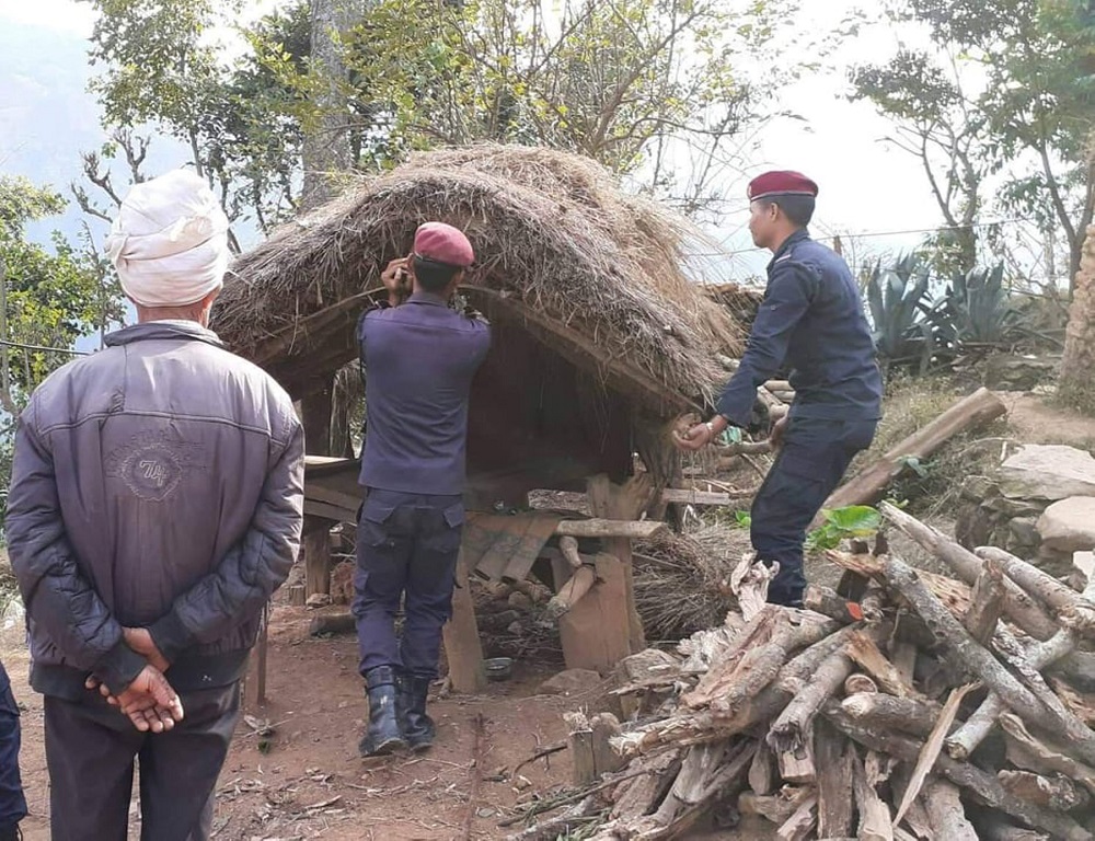 छाउगोठ भत्काउन गएका प्रहरीमाथि आक्रमण