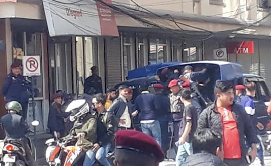प्रधानमन्त्रीलाई पोखरामा कालोझण्डा देखाउन खोज्ने ६ जना पक्राउ