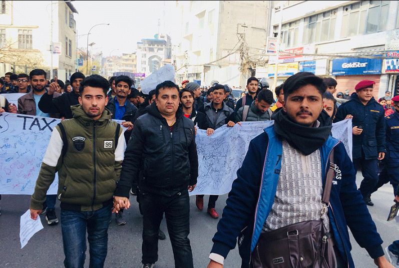 पुस्तक आयातमा कर लगाएको विरोधमा विद्यार्थीहरु सडक