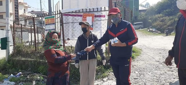 टोखा नगरपालिकामा निर्मलीकरण सुरु, ठाँउ ठाँउमा हातधुने धारा , निःशुल्क माक्स वितरण