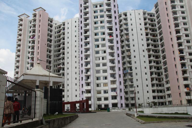लण्डनवाट नेपाल आएका एकै परिवारका तिन  जनामा पोजेटिभ : सनसिटि सिल गरियो