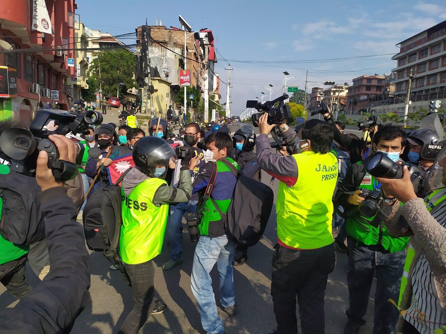 नेविसंघ अध्यक्ष सहित दुई दर्जन पक्राउ