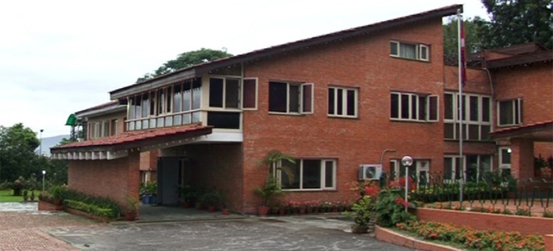 वालुवाटारमा ओली र प्रचण्डको छुट्टाछुट्टै बैठक जारी