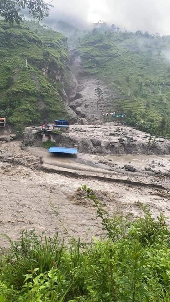सिन्धुपाल्चोकमा बाढी पहिरो : दजर्न वेपत्ता, केहिको शव भेटियो