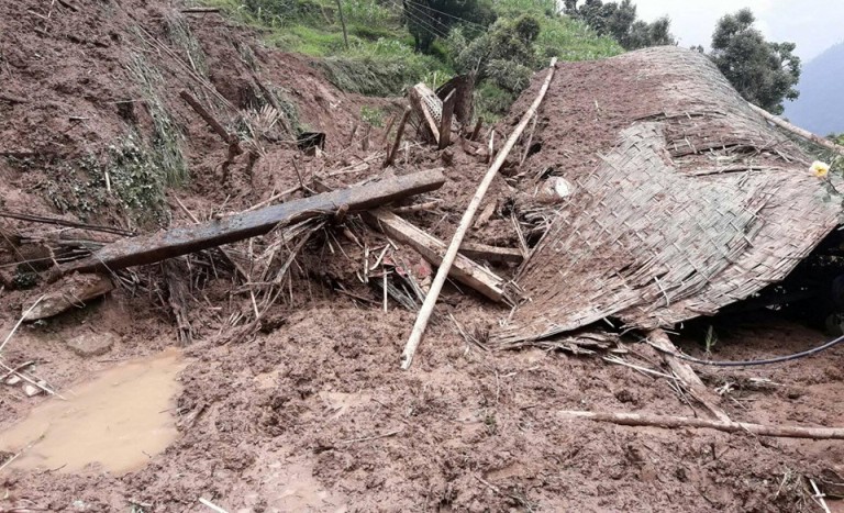 डोटीमा घर भत्किँदा परिवारका ४ जनाको मृत्यु