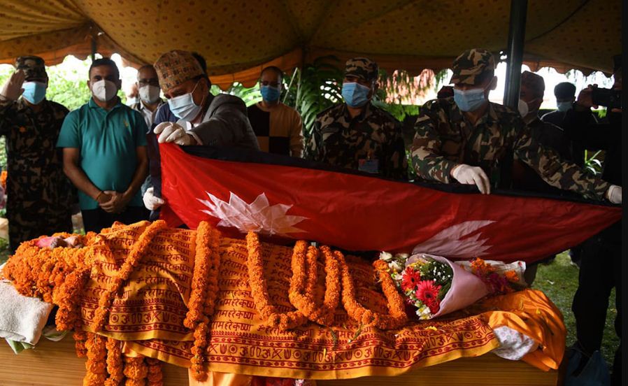 राष्ट्रकविको पार्थिव शरीरमा उपप्रधानमन्त्रीले ओढाए राष्ट्रिय झण्डा