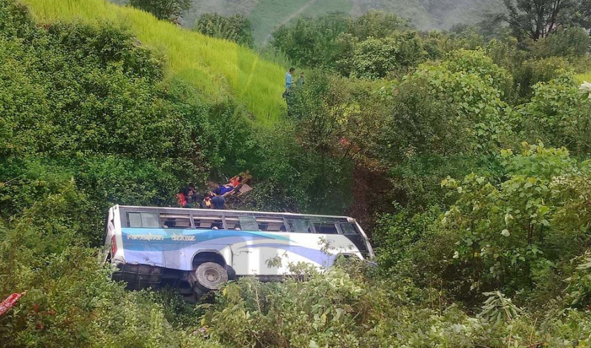 डोटीमा बस दुर्घटना हुँदा तीन जनाको मृत्यु