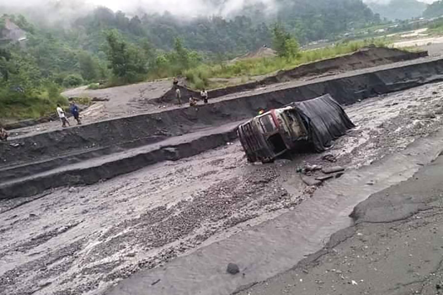 गुल्मीमा बाढीले ट्रक बगायो