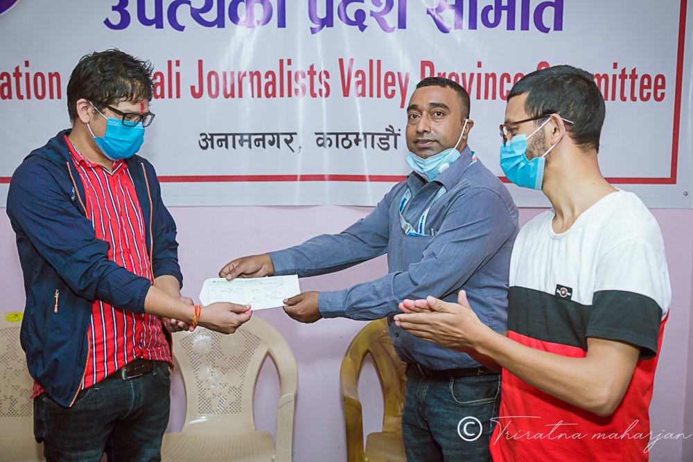 पत्रकार थापालाइ विमा वापतको एक लाख रुपैया हस्तान्तरण
