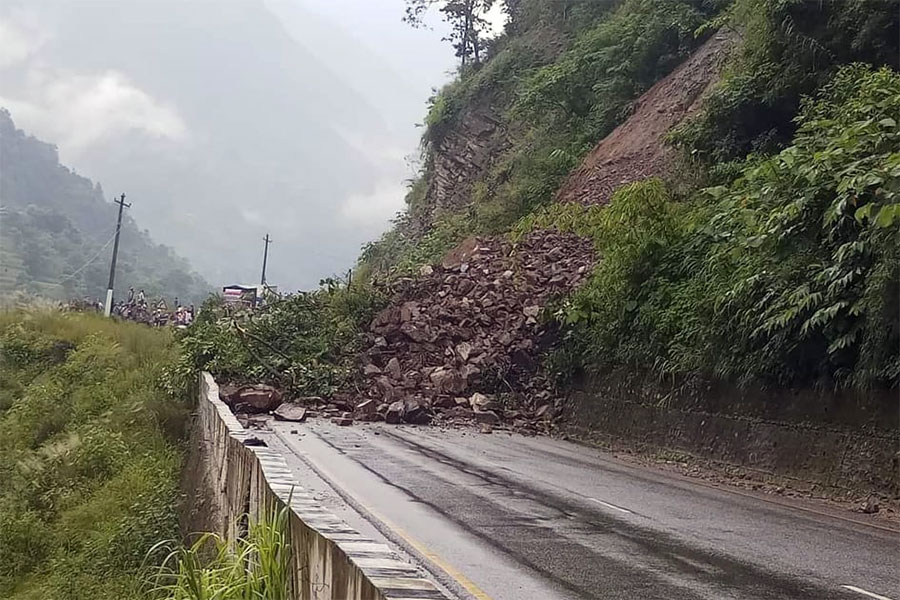काठमाडौं-मुग्लिन सडक अवरुद्ध