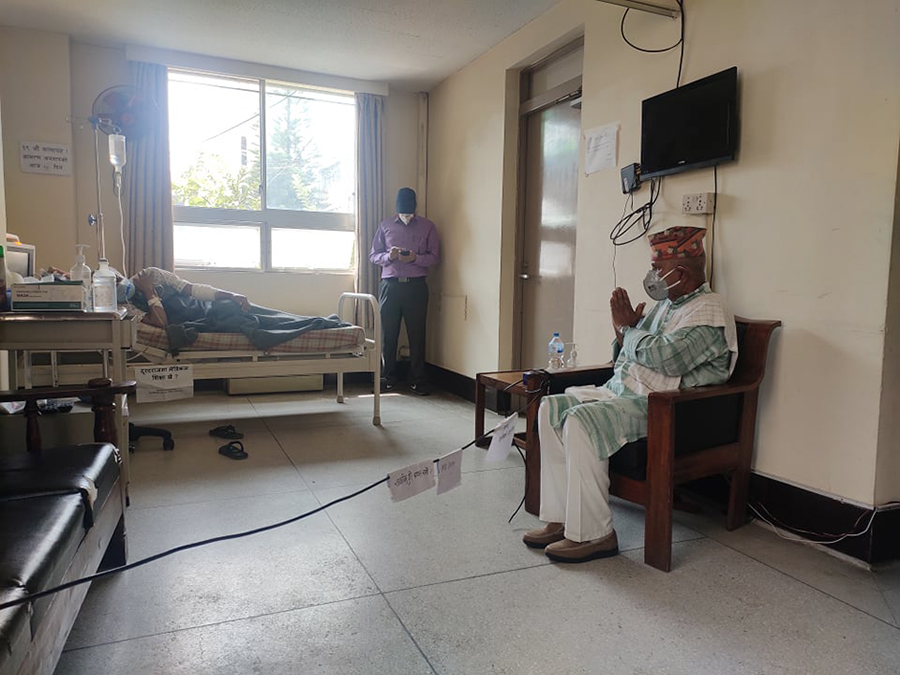 अनशनरत डा. केसीलाई भेट्न पूर्वराष्ट्रपति यादव शिक्षण अस्पताल पुगे