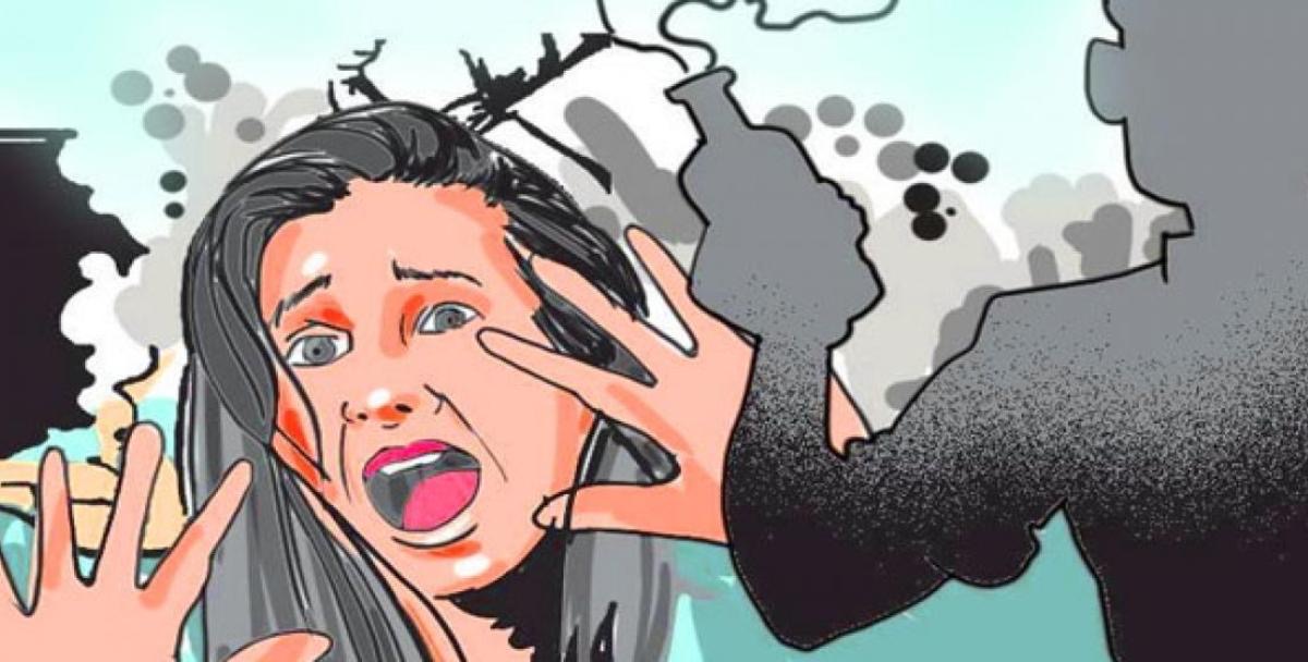 धनुषामा युवती माथी एसिड प्रहार
