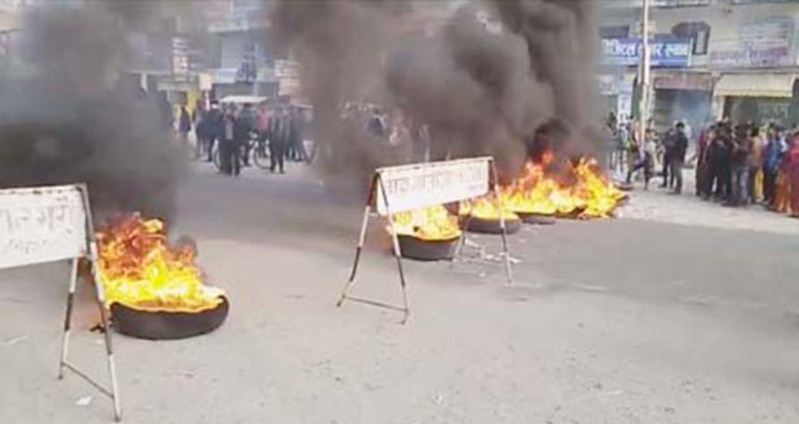 बर्दिबासमा बालिका हत्याको विरोधमा भएको प्रर्दशनमा प्रहरीको गोली लागेर ३ जना घाइते