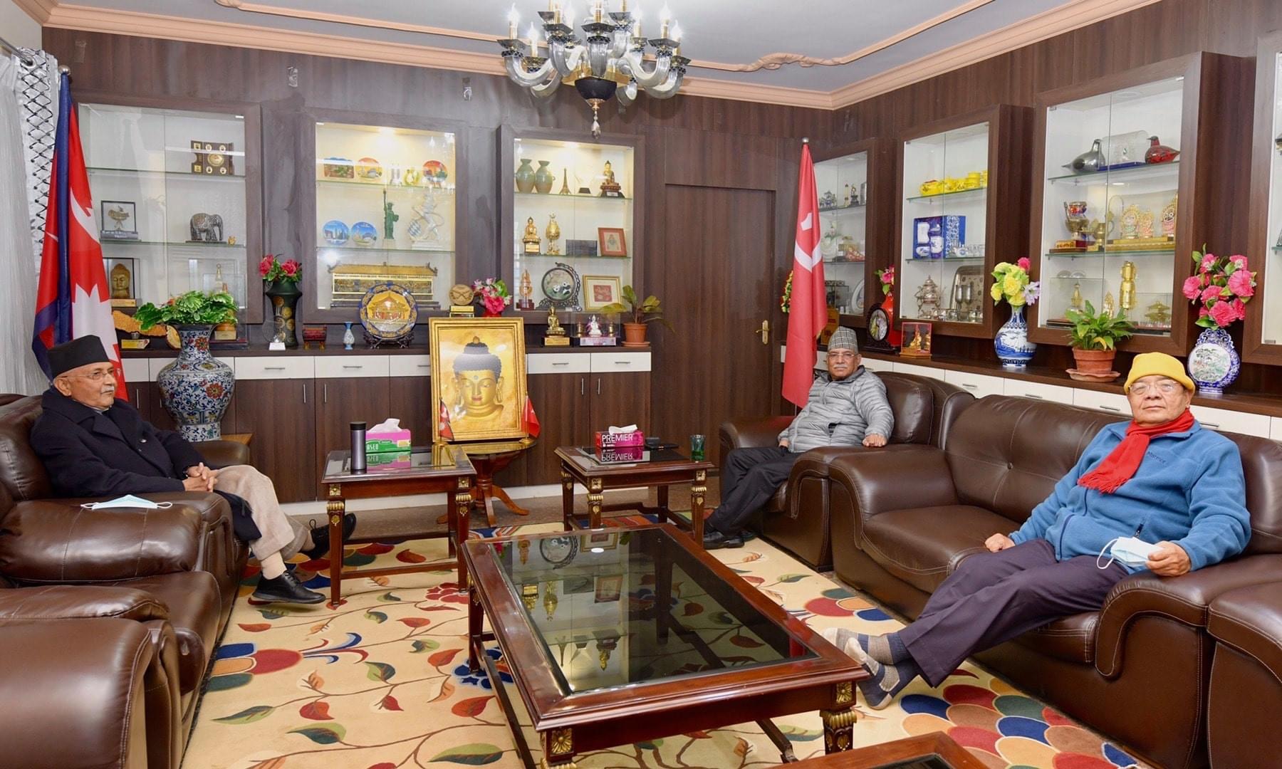 ओली पुगे प्रचण्ड निवास, वामदेवलाई पनि बोलाइयो