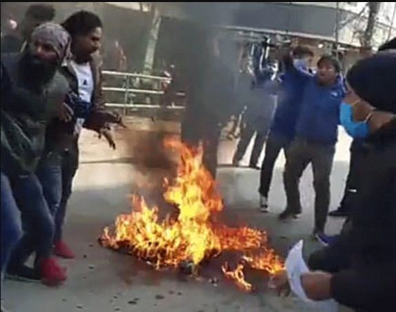 पोखरामा प्रधानमन्त्री ओलीको पुत्ला दहन