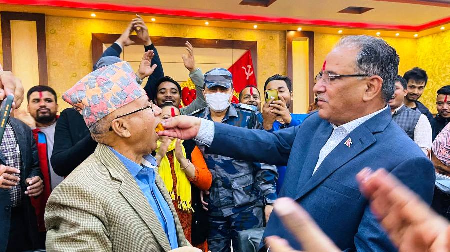 प्रतिनिधिसभा पुनर्स्थापना भए पछि प्रचण्ड र माधव नेपालले एकअर्कालाई लड्डु खुवाएर खुशी साटे