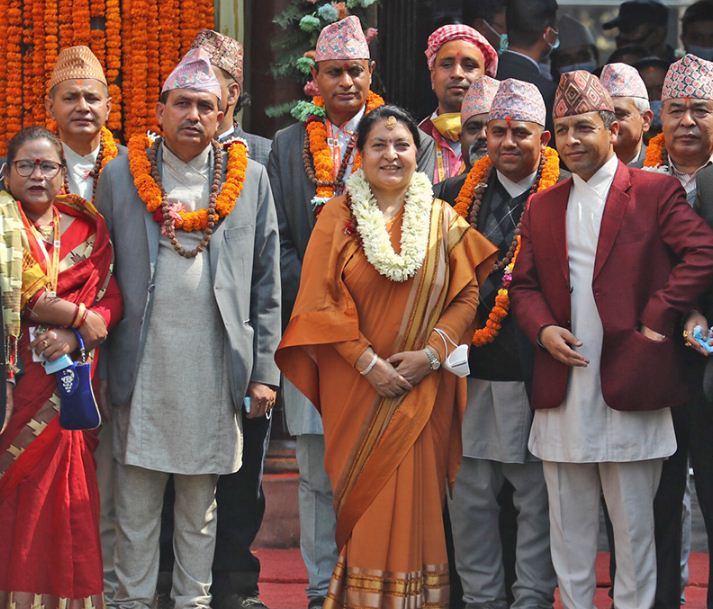 पशुपतिनाथमा सुनको जलहरी राखियो