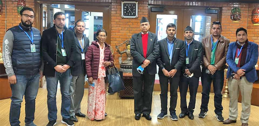 वरिष्ठ नेता झलनाथ खनाल नयाँ दिल्ली प्रस्थान