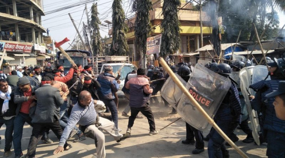 प्रचण्ड-नेपाल समूहका कार्यकर्ता र प्रहरीबीच जनकपुरमा झडप, नेता झा घाइते