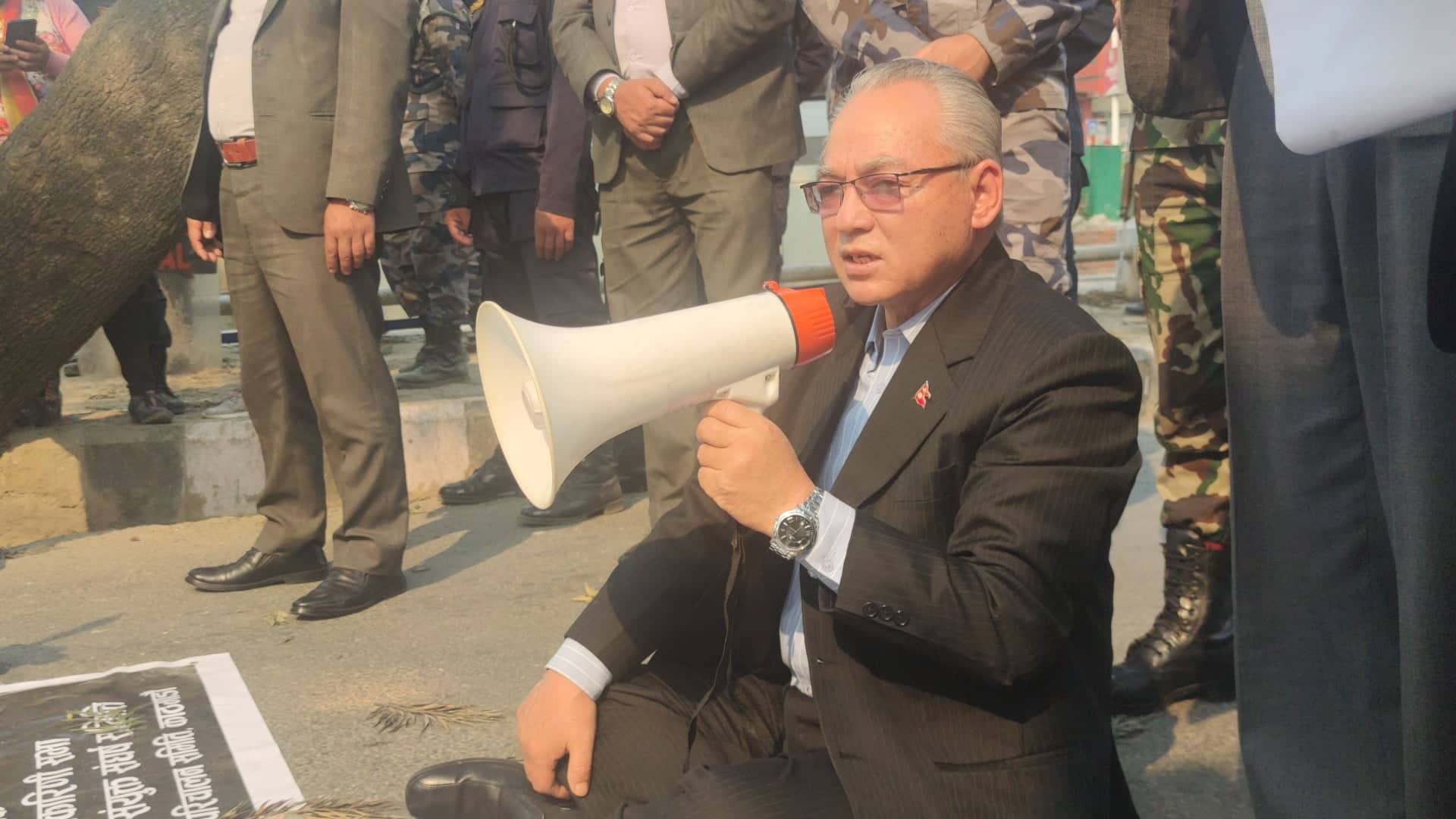 निलम्बित सांसद रेशम चौधरीको रिहाइबारे वार्ता गरौं – गृहमन्त्री