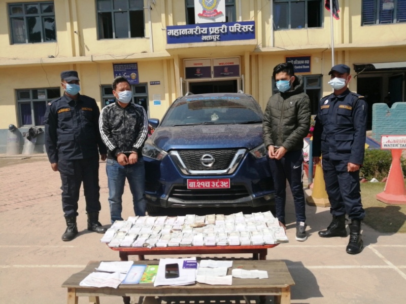भक्तपुरबाट स्रोत नखुलेको  ४२ लाख रुपैयाँसहित दुई पक्राउ