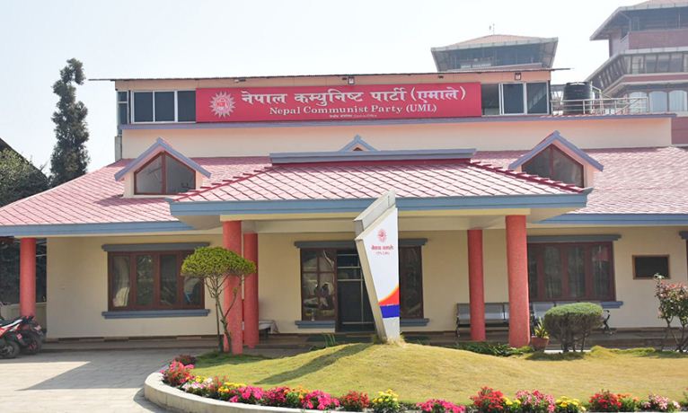 एमालेमा अध्यक्ष र  महासचिवबाहेक सबै पदाधिकारी खारेज
