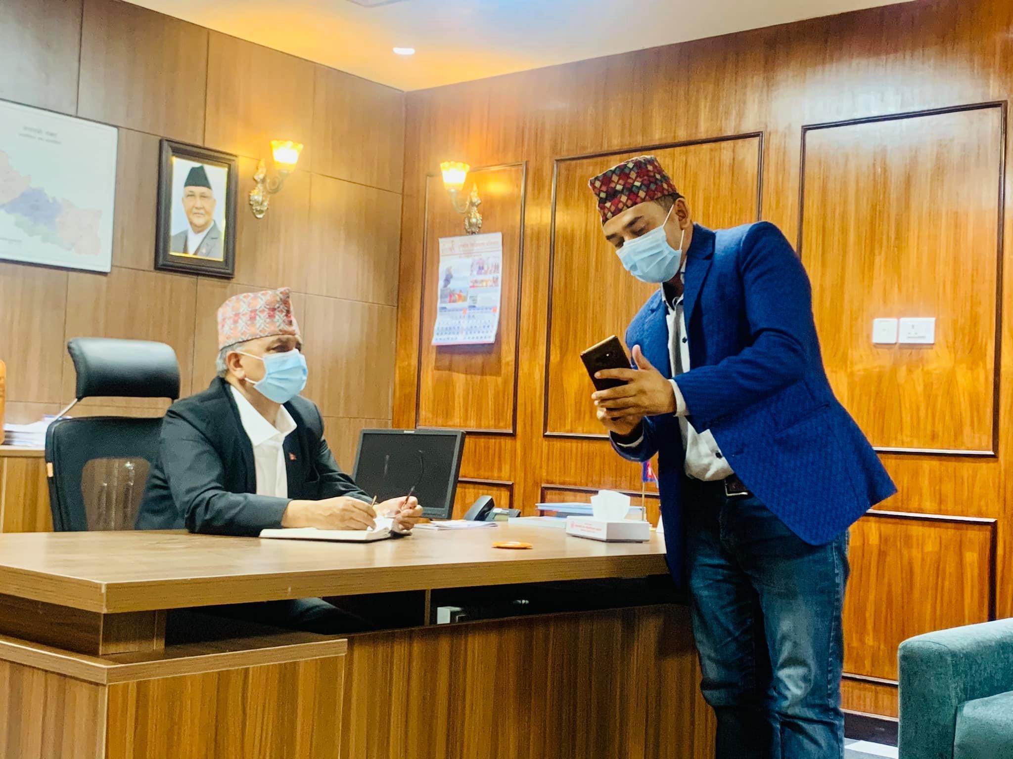 निषेधाज्ञामा  शिंहदरबार पुगेका धुर्मुस भए भावुक !(तीन तस्वीर सहित)