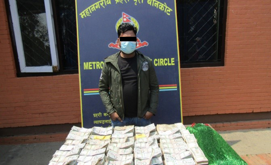 नागढुंगाबाट ४३ लाख नगदसहित  एक जना पक्राउ