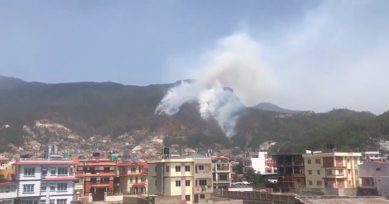 शिवपुरी नागार्जुन निकुञ्जमा लागेको डढेलो निभाउन हेलिकप्टरको प्रयोग