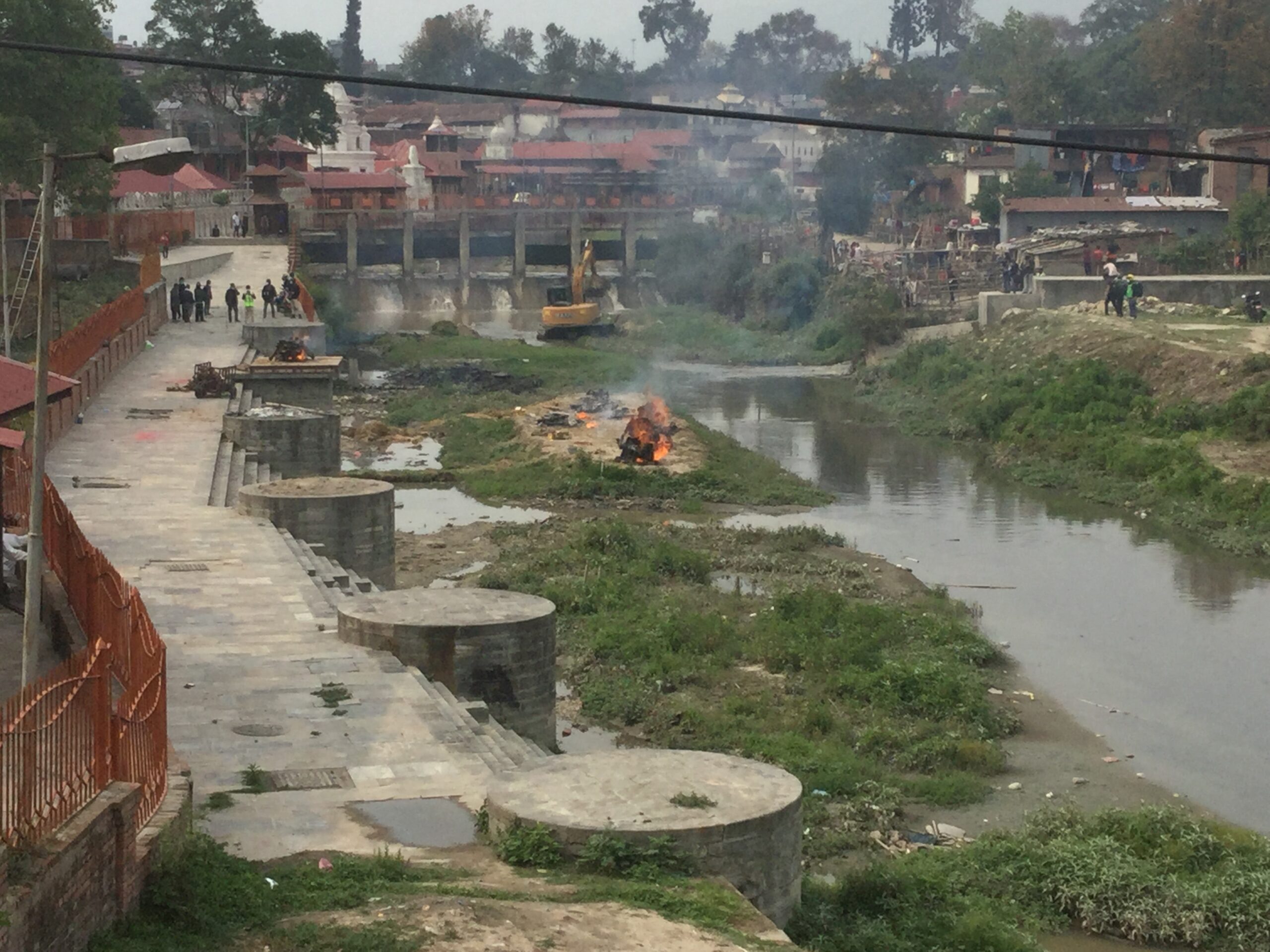 शव जलाउने ठाँउ भरिए पछि वगरमै जलाइयो शव, विद्युतियमा पनि चाप (तस्वीर सहित)
