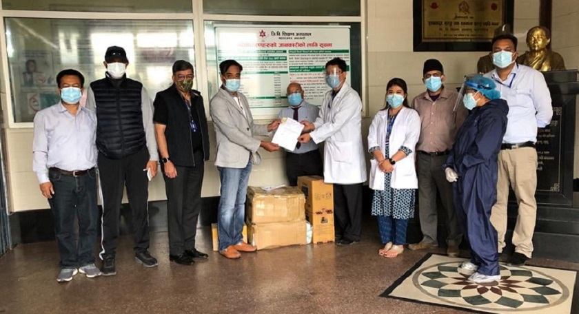तीन अस्पताललाई नेपाल चेम्बरद्वारा स्वास्थ्य सामाग्री हस्तान्तरण