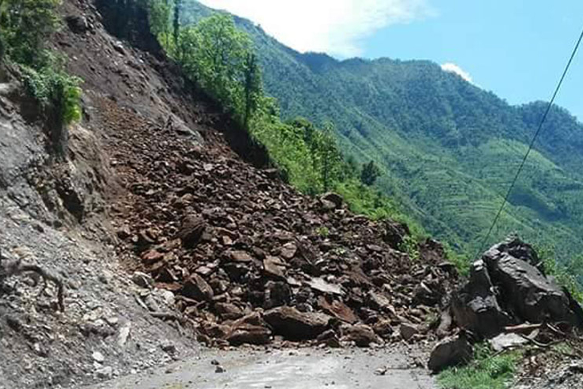 मुग्लिन-नारायणघाट सडक राति देखि नै अवरुद्ध
