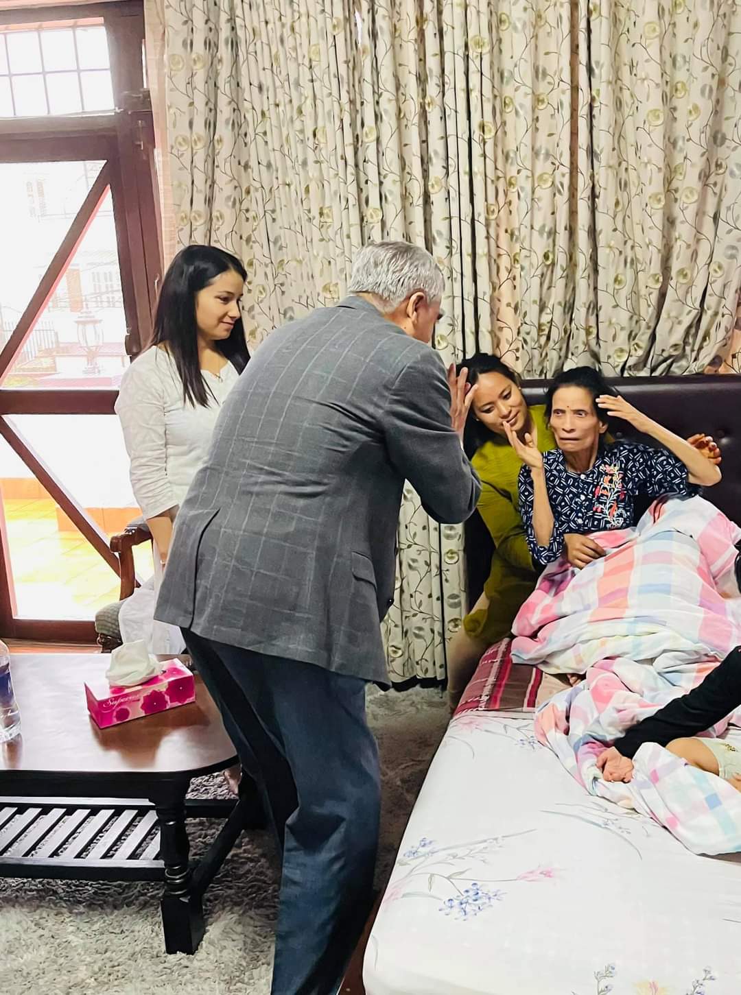 सिता दाहाललाई भेटन प्रधानमन्त्री खुमलटारमा