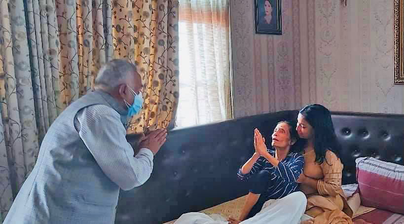कांग्रेसका वरिष्ठ नेता पौडेलले भेटे सीता दाहाललाई