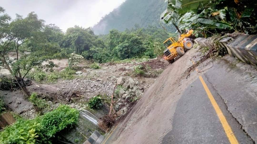 अविरल बर्षाले राजमार्गमा क्षति (तस्वीर सहित )
