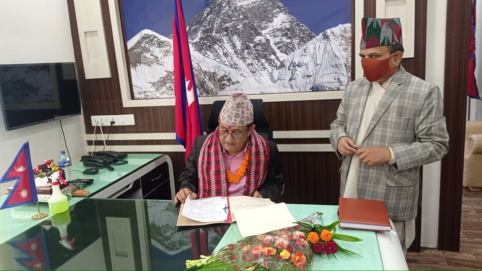 नवनियुक्त प्रदेश १ का मुख्यमन्त्री आचार्यद्वारा पदभार ग्रहण