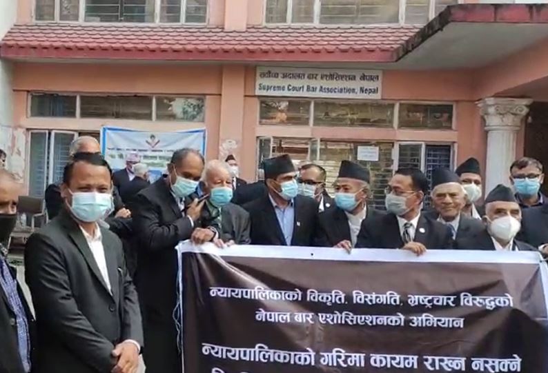 कानुन व्यवसायी प्रधानन्यायाधीश विरुद्ध  आन्दोलनमा उत्रिए