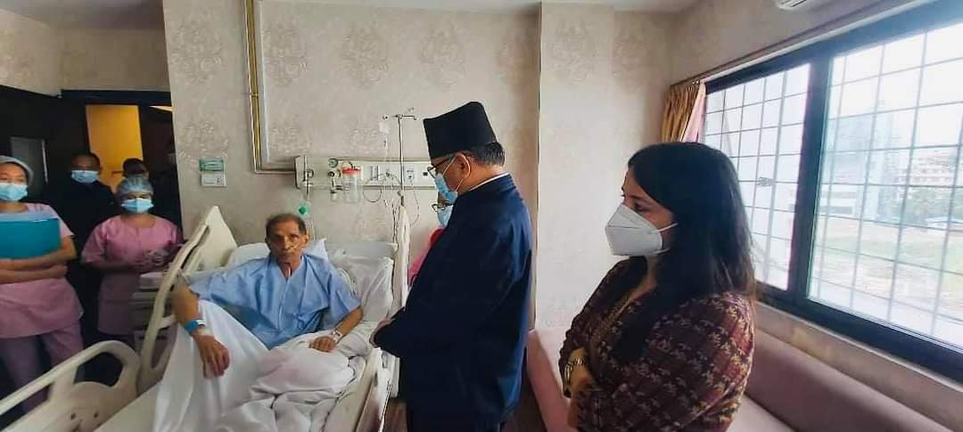 प्रचण्डले भेटे मोहन वैद्य , गरे स्वास्थ्य लाभको कामना