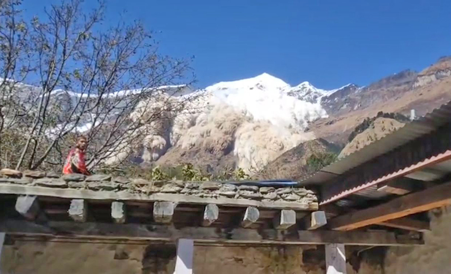 मुस्ताङमा हिउँ पहिरो जाँदा  ९ घाइते