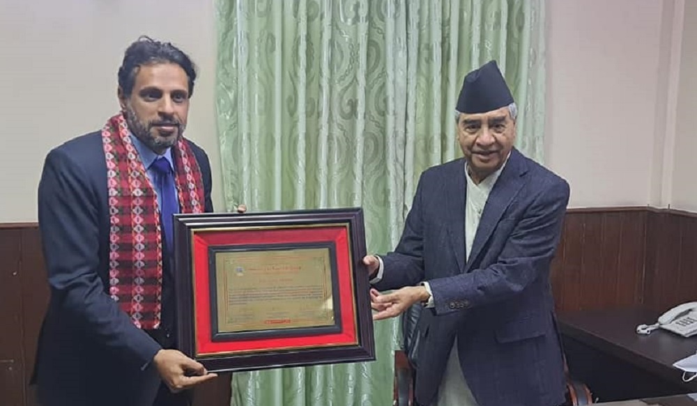 प्रशिक्षक अब्दुल्लाह अल्मुताइरी सम्मानित