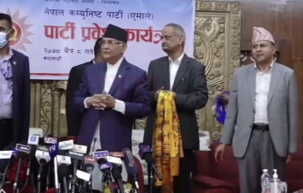 अभिनेत्री करिष्मा मानन्धर, पूर्व मन्त्री शिंह एमाले प्रवेश