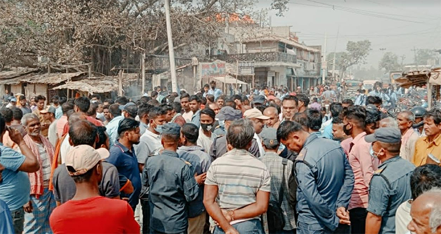 धनुषामा व्यवसायी र  प्रहरीबीच झडप