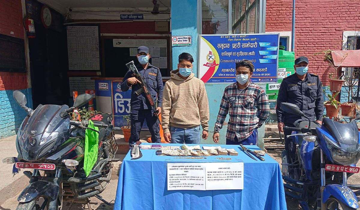 आँखामा खुर्सानीको धुलो छर्की  सुन र नगद लुटपाट
