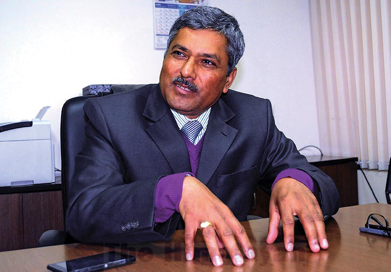 गभर्नर अधिकारी निलम्बित