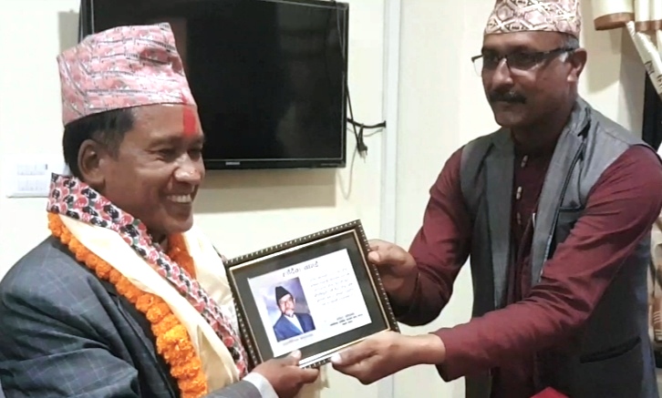 टोखाका जनप्रतिनिधिले पद बहाली गरे,अधिकारीले तामाङलाई दिए बीपीको तस्वीर