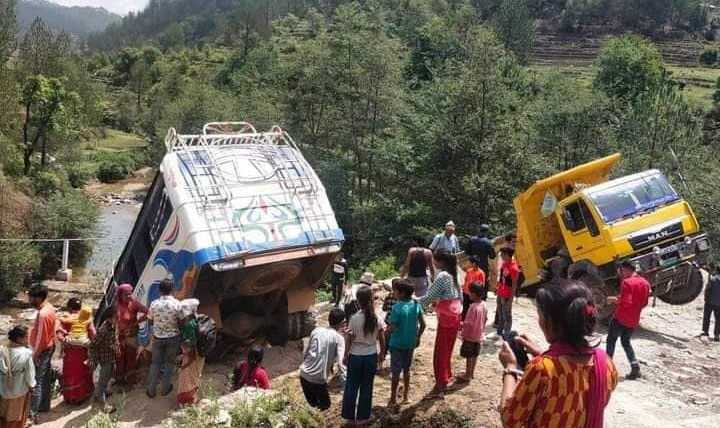 सल्यानमा बस दुर्घटना हुँदा  १०  जना घाइते