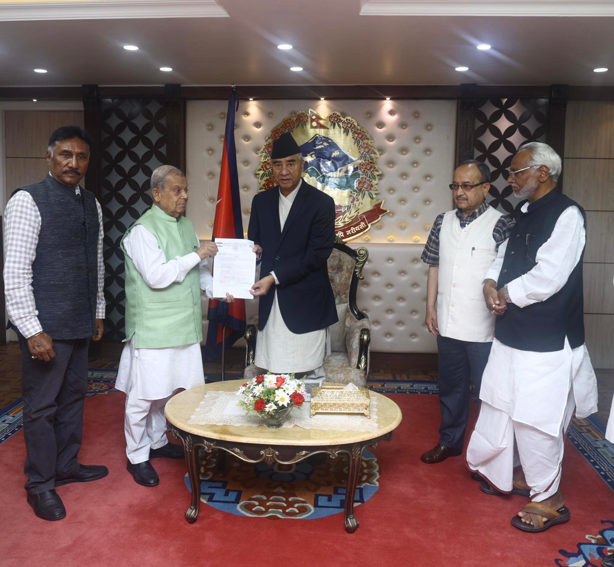 प्रधानमन्त्रीलाई लोसपाले  बुझायो ११ बुँदे ज्ञापनपत्र