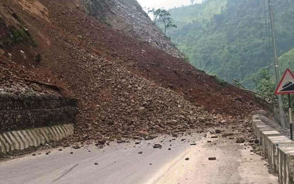 पहिरोको कारण नारायणघाट – मुग्लिङ सडक खण्ड अवरुद्ध
