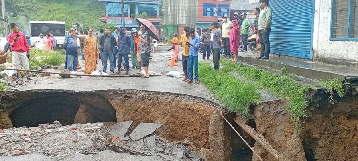 पोखरामा सडक भासियो